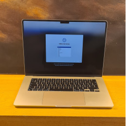 Apple Macbook Air 15” M2...