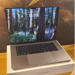 Apple MacBook Pro 16" M2...