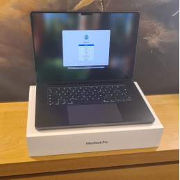 Apple MacBook Pro 16" M4...