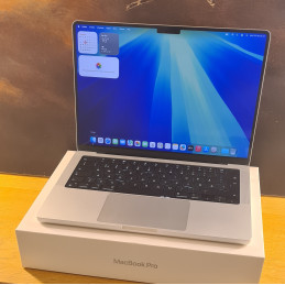 Apple MacBook Pro 14"...